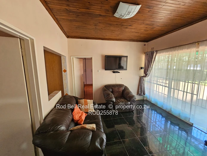 Large 5-bedroom family home with cottage