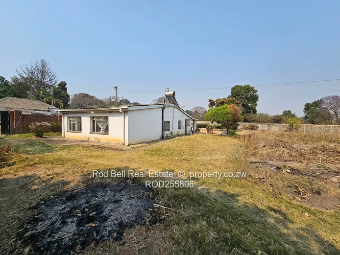 2-Bed Athlone Home on 3007 m² — Large Garden & Tiled Lounge
