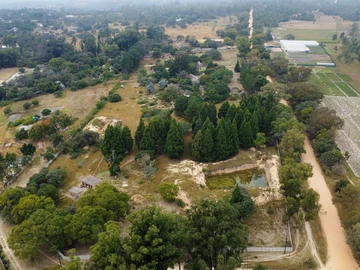 Large family home sitting on 14.67 acres 27kms from town