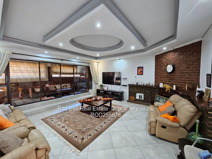 Large 5-bedroom family home with cottage