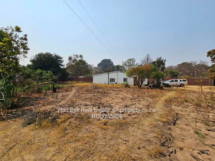 2-Bed Athlone Home on 3007 m² — Large Garden & Tiled Lounge