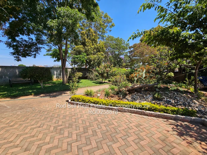 Large 5-bedroom family home with cottage