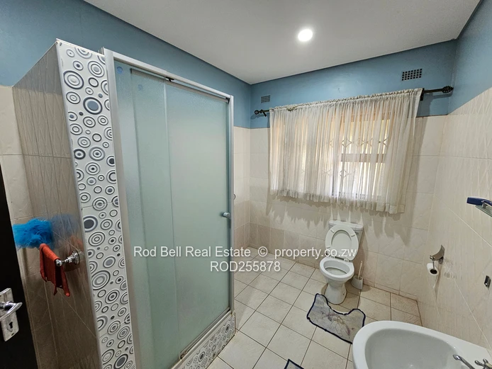 Large 5-bedroom family home with cottage