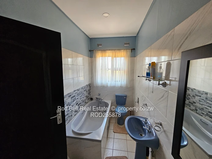 Large 5-bedroom family home with cottage