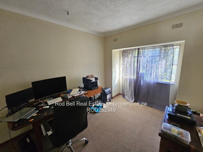 Neat 3-bedroom townhouse in well-established complex