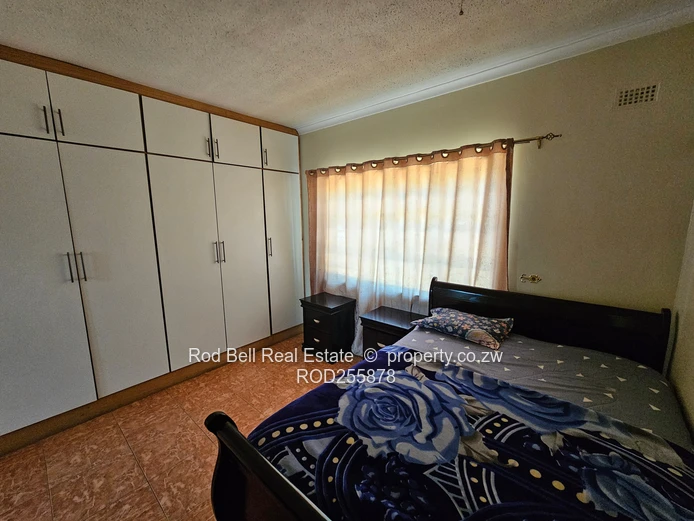 Large 5-bedroom family home with cottage
