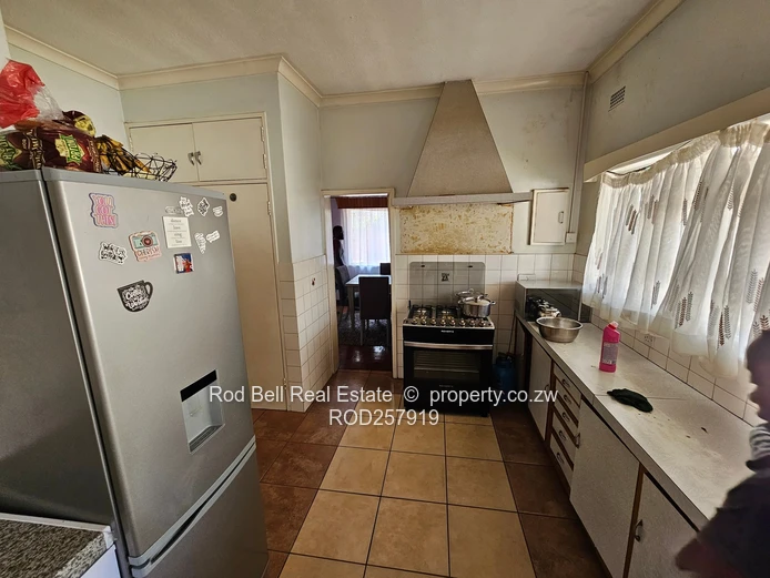 Braeside 3-Bed Family Home on 823m² — Garden & Garage