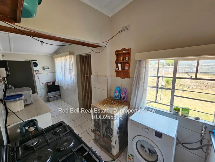 2-Bed Athlone Home on 3007 m² — Large Garden & Tiled Lounge