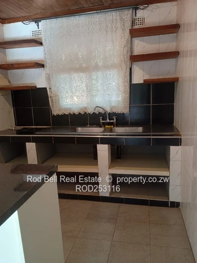 Glen Lorne 2-Bed Cottage — Tiled Bath & Breakfast Bar