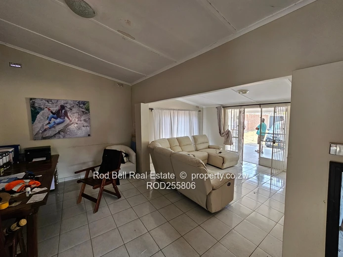 2-Bed Athlone Home on 3007 m² — Large Garden & Tiled Lounge