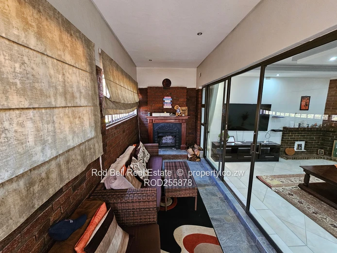 Large 5-bedroom family home with cottage