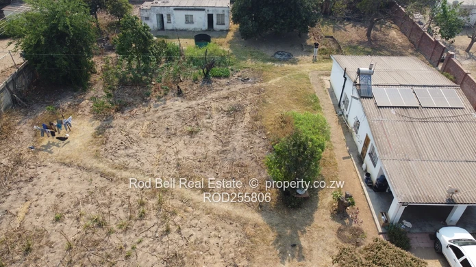 2-Bed Athlone Home on 3007 m² — Large Garden & Tiled Lounge
