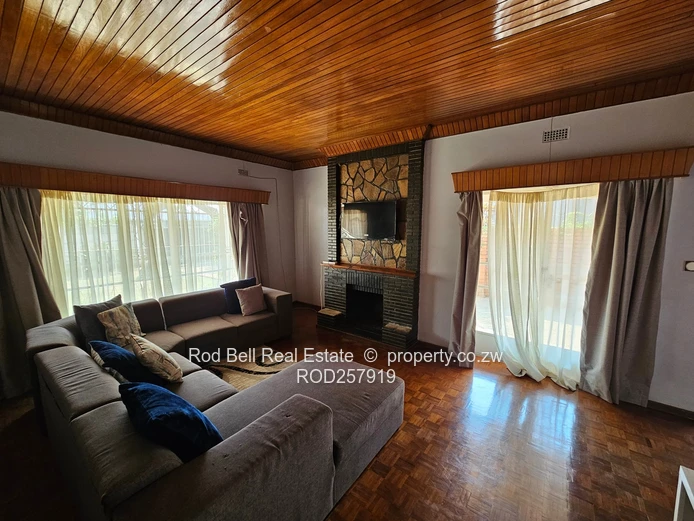 Braeside 3-Bed Family Home on 823m² — Garden & Garage