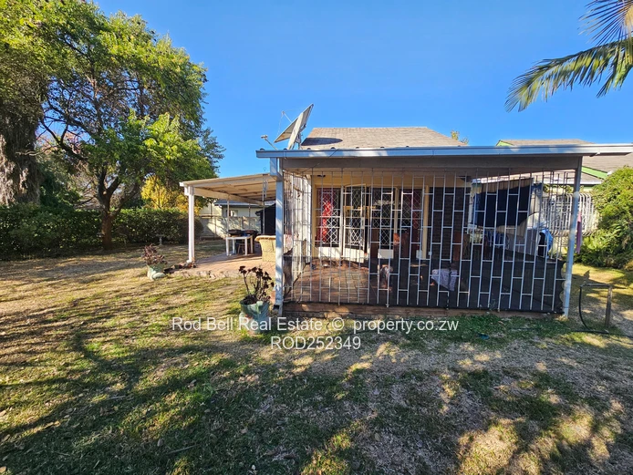Neat 3-bedroom townhouse in well-established complex