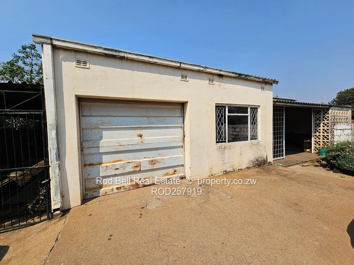 Braeside 3-Bed Family Home on 823m² — Garden & Garage