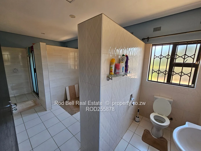 Large 5-bedroom family home with cottage