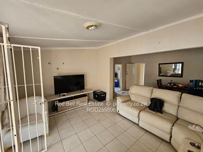 2-Bed Athlone Home on 3007 m² — Large Garden & Tiled Lounge