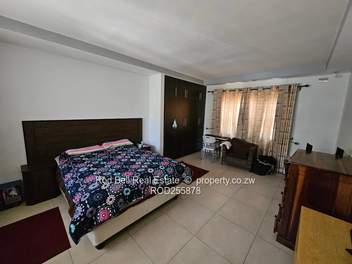 Large 5-bedroom family home with cottage