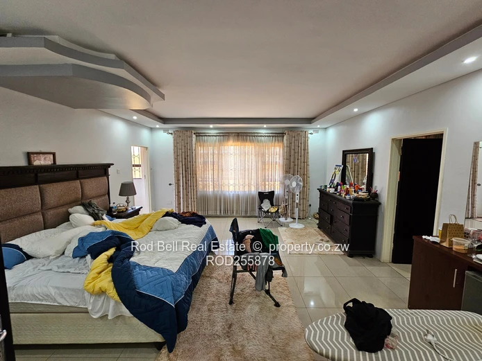 Large 5-bedroom family home with cottage