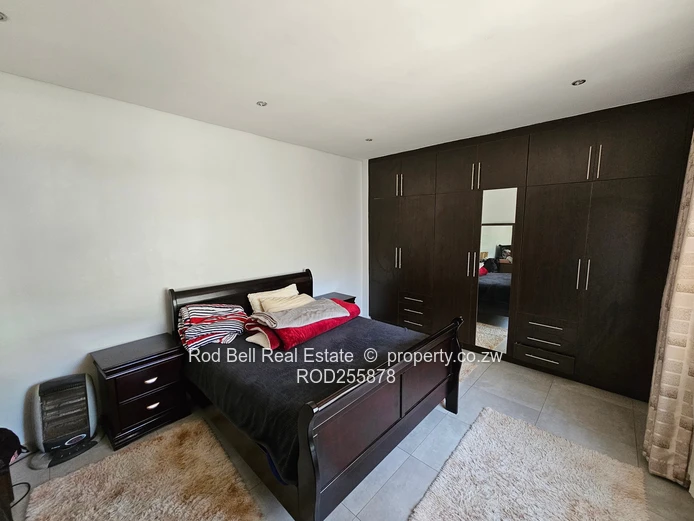 Large 5-bedroom family home with cottage