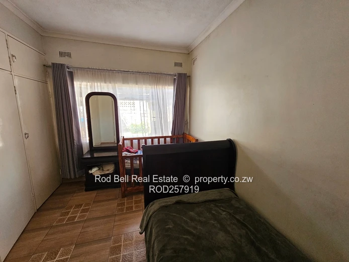 Braeside 3-Bed Family Home on 823m² — Garden & Garage